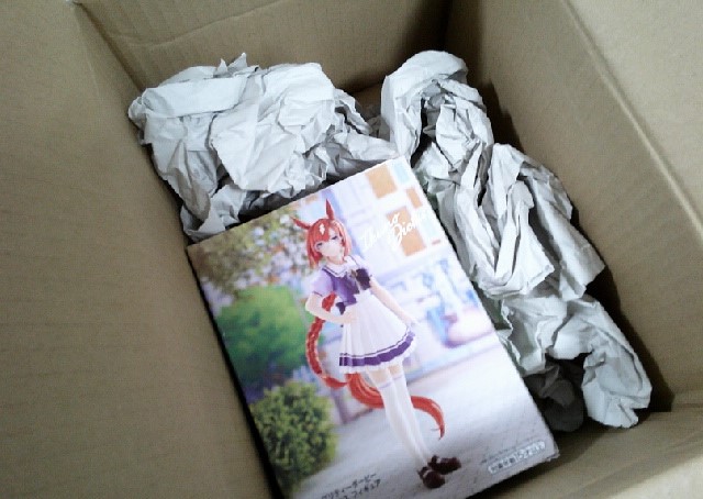 フィギュアを梱包する